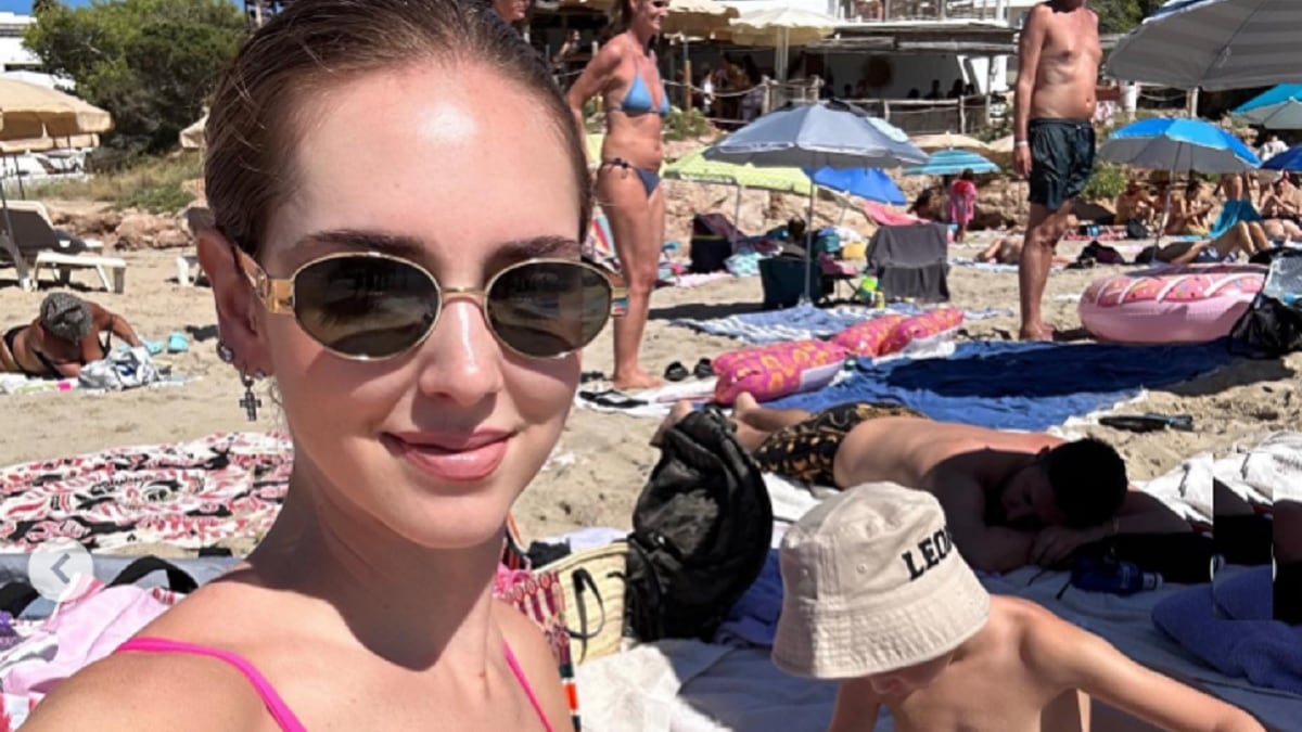 "Spiaggia libera? Falso". La foto a Ibiza di Chiara Ferragni scatena la bufera