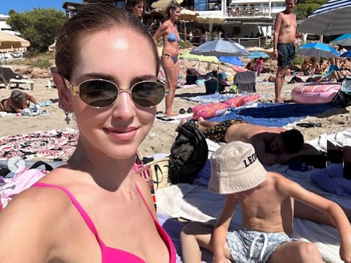 "Spiaggia libera? Falso". La foto a Ibiza di Chiara Ferragni scatena la bufera