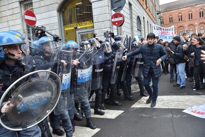 Scontri tra studenti e forze dell'ordine alla Statale di Milano 13