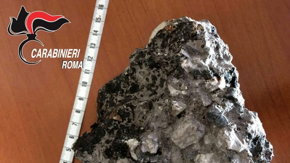 Roma, gambiano aggredisce padre e figlio con una bottiglia e un sasso