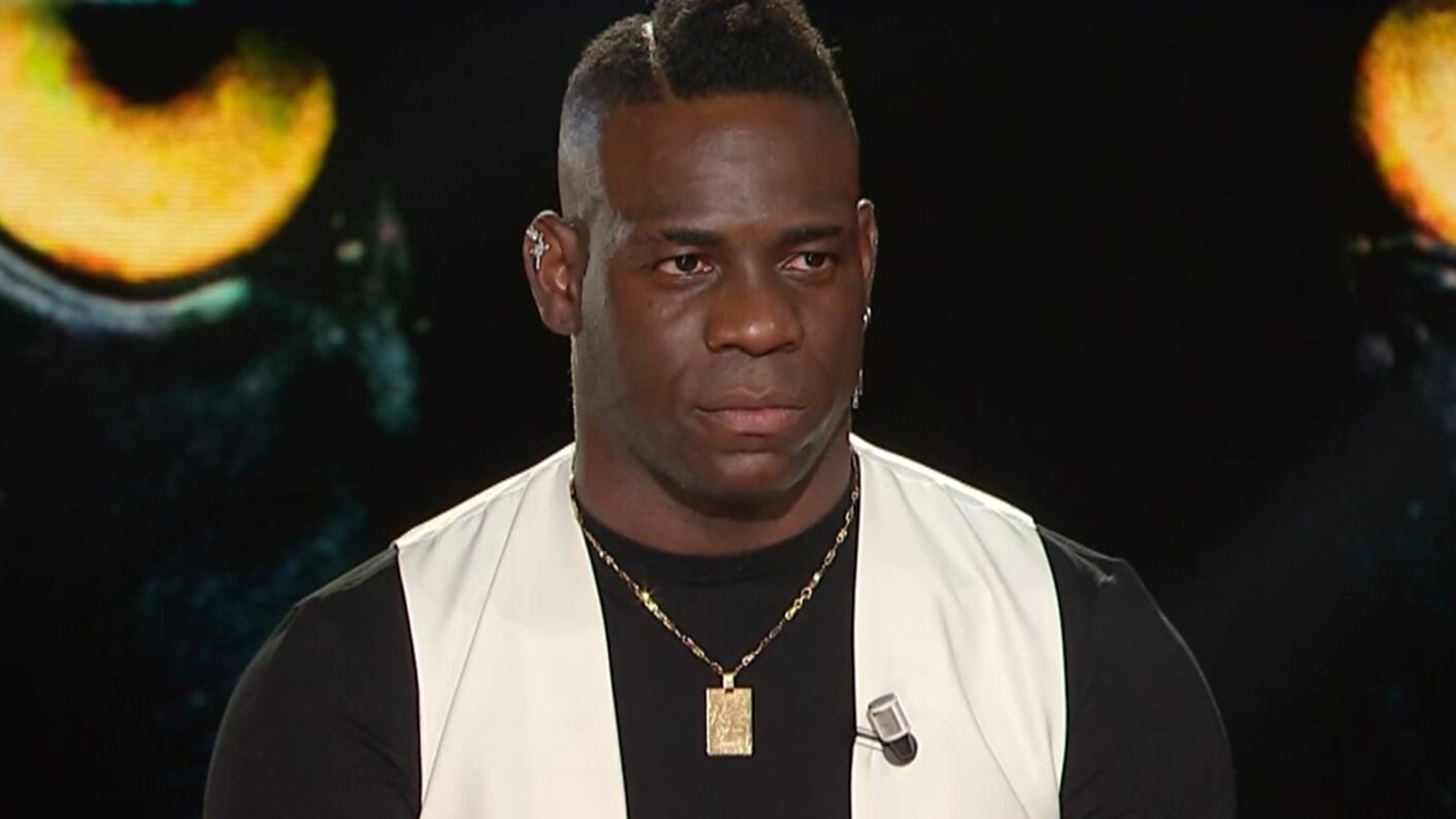 "Vai a mangiare banane", Balotelli insultato in campo: "Qui non me l'aspettavo, ora basta"