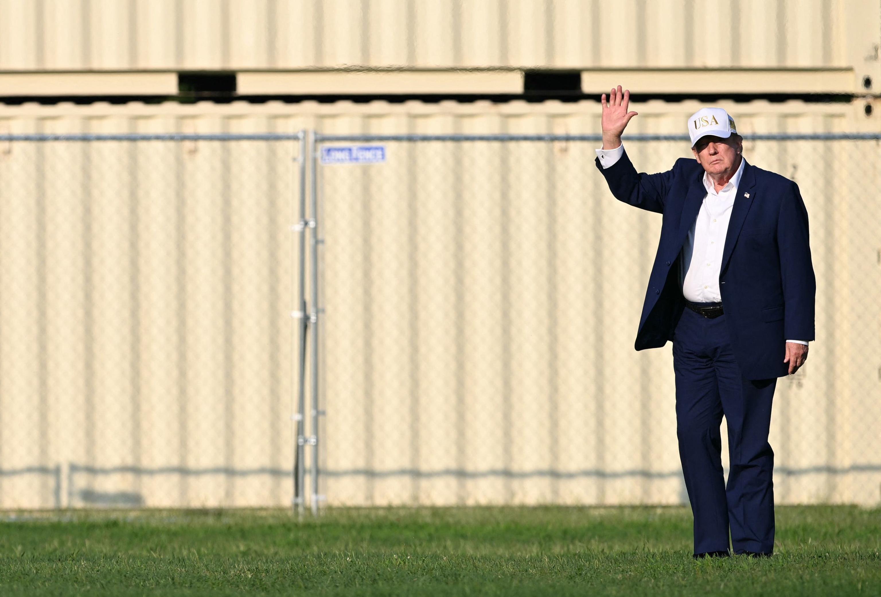 Медики Белого дома призывают Трампа снизить вес, указав на близость к клинической границе ожирения