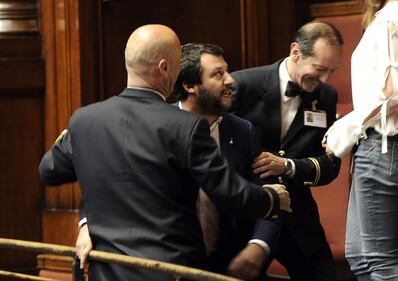 "Vergogna!". E Salvini viene allontanato dall'Aula 3