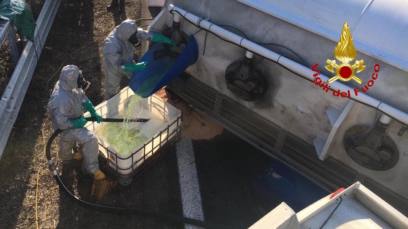 Cisterna di benzina si ribalta, tre feriti