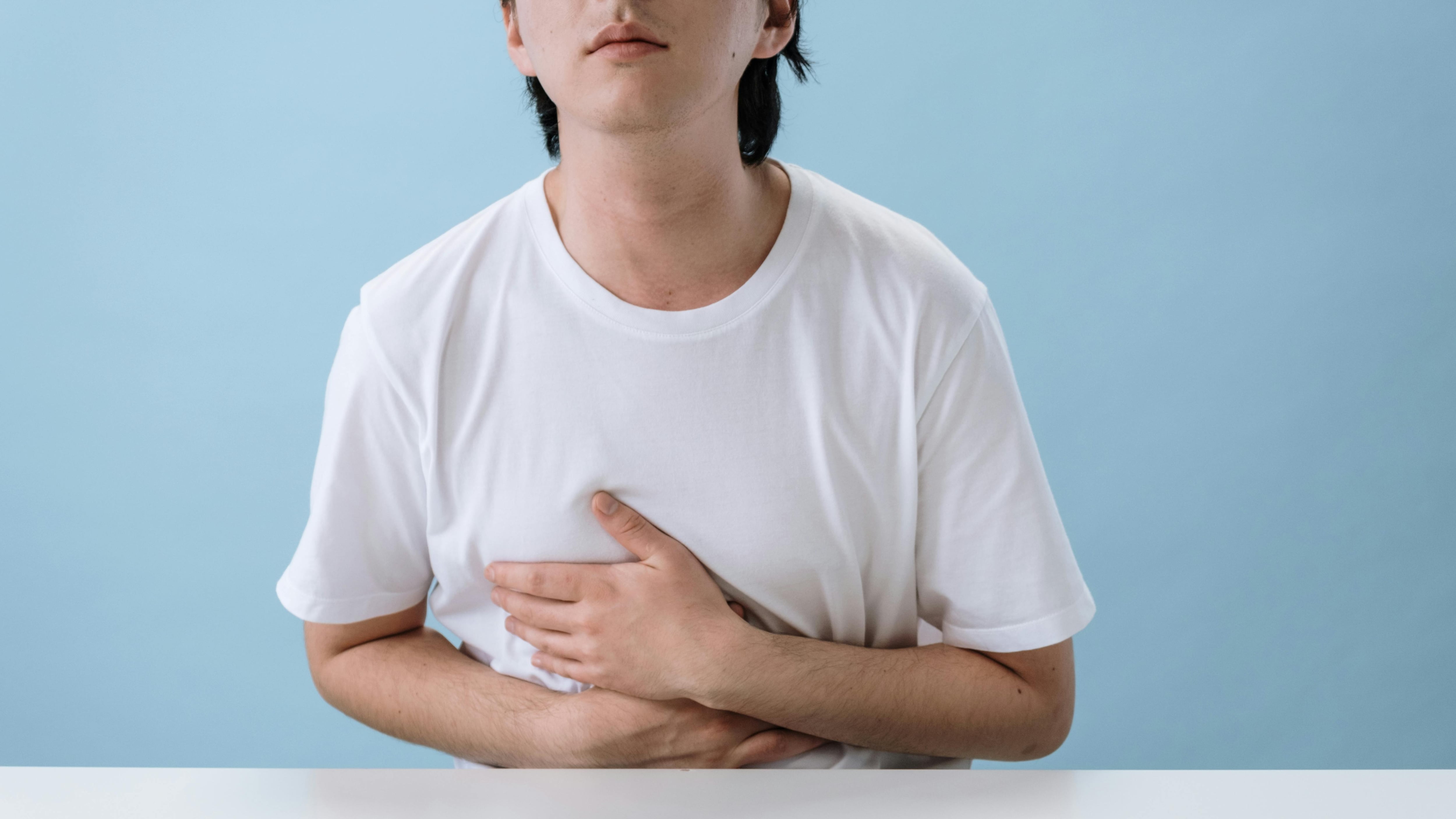 Colite, un disturbo molto diffuso anche nel nostro Paese: come comportarsi a tavola, i consigli dell'esperto