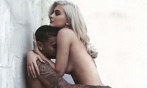 Kylie Jenner topless sui social 1