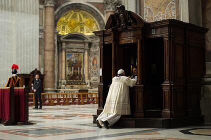 Il Papa si inginocchia e confessa i suoi peccati 1