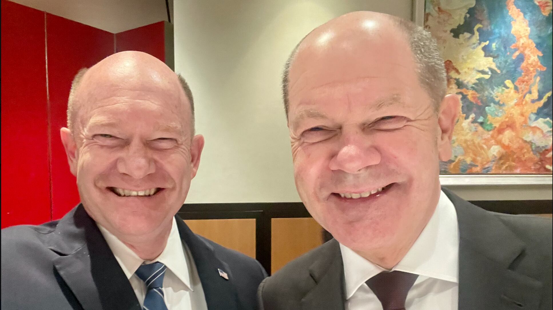 "Chi è chi?". Scholz e la somiglianza choc con un senatore Usa