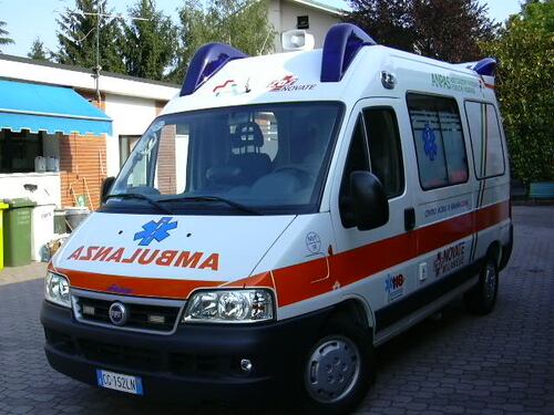 Fa retromarcia con l'auto: figlia travolta e uccisa