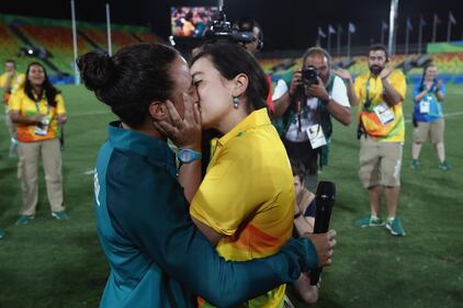 "Mi vuoi sposare?", la proposta di nozze (gay) dopo la finale del rugby 5