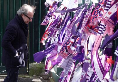 Tifosi, compagni di squadra e dirigenti della Fiorentina: tutti in fila per salutare Astori 3