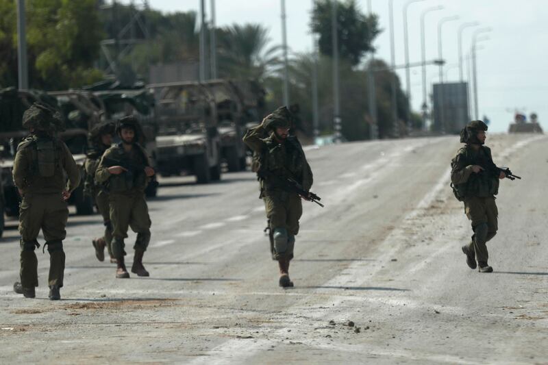 Soldati israeliani nel kibbutz di Kfar Aza.