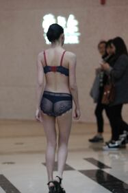 Modelle cinesi sfilano in lingerie 7