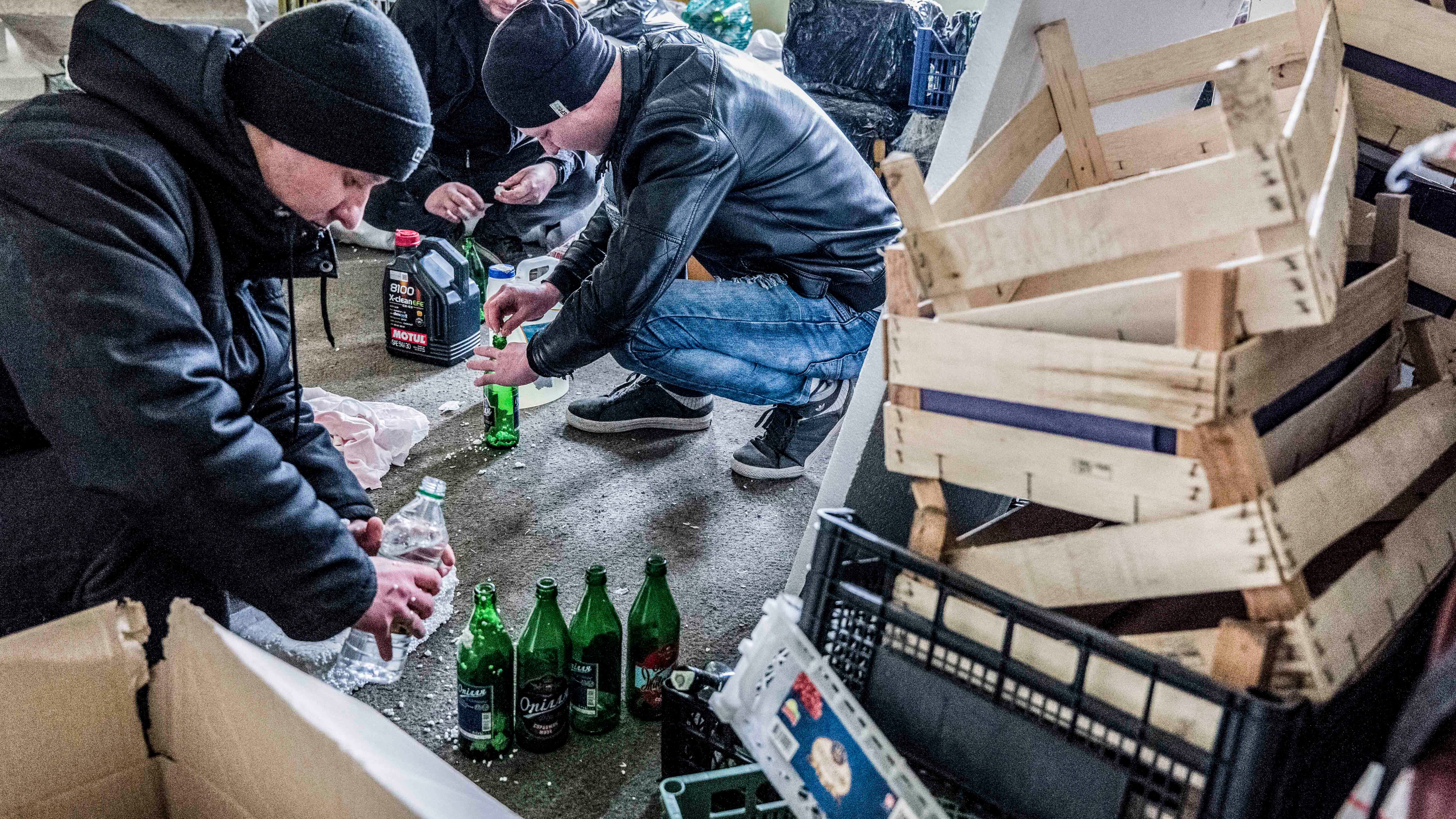 "Ne produciamo 1.500 al giorno". Così gli studenti di chimica preparano le molotov