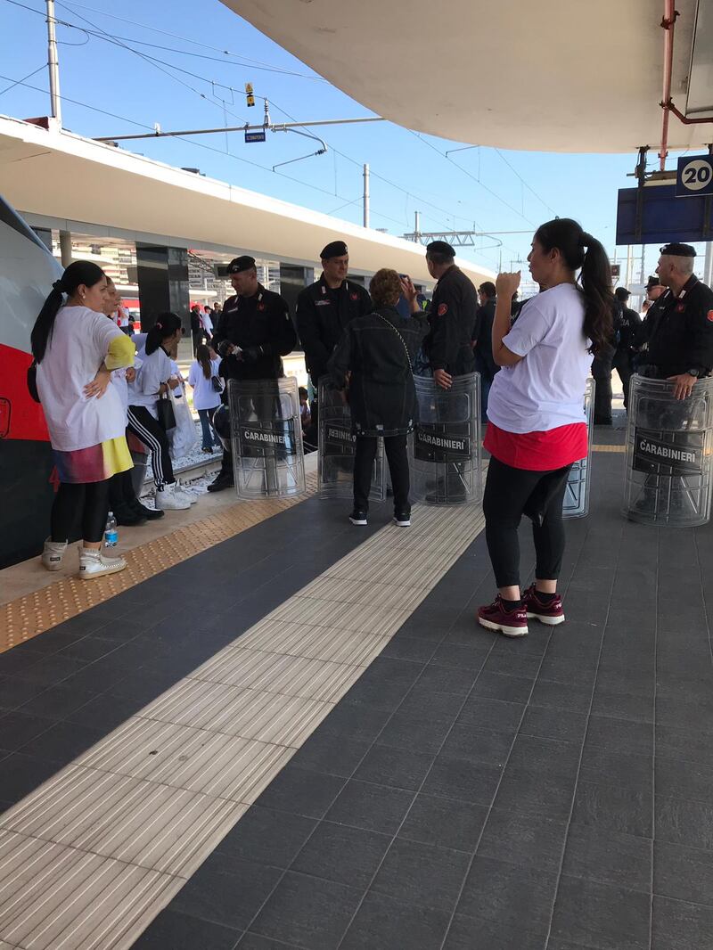 La stazione di Napoli ostaggio dei familiari degli italiani scomparsi in Messico 11