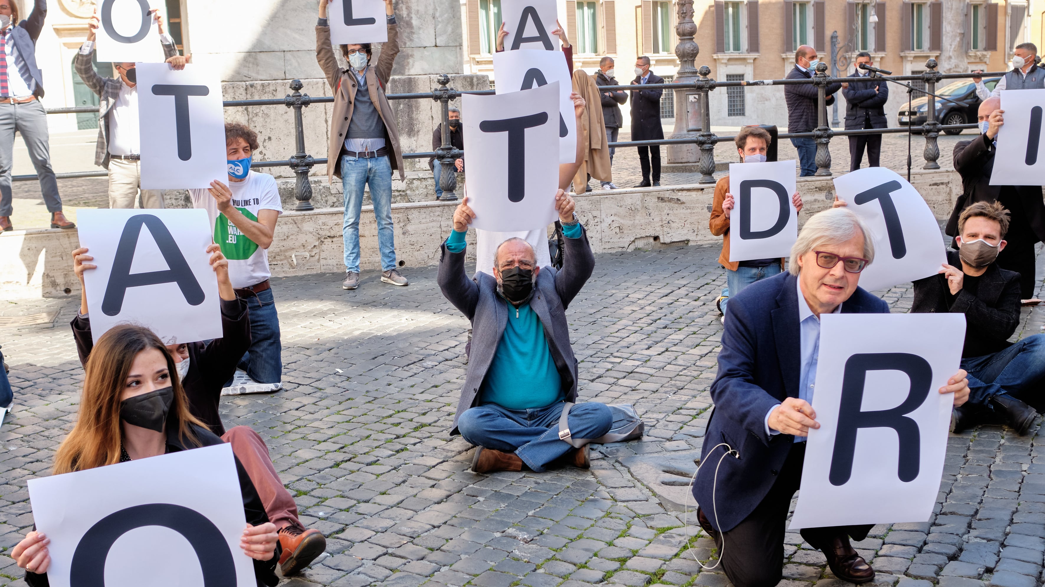 Vittorio Sgarbi: "Ecco cosa ho scritto a Speranza. Noi abbiamo rischiato la vita"