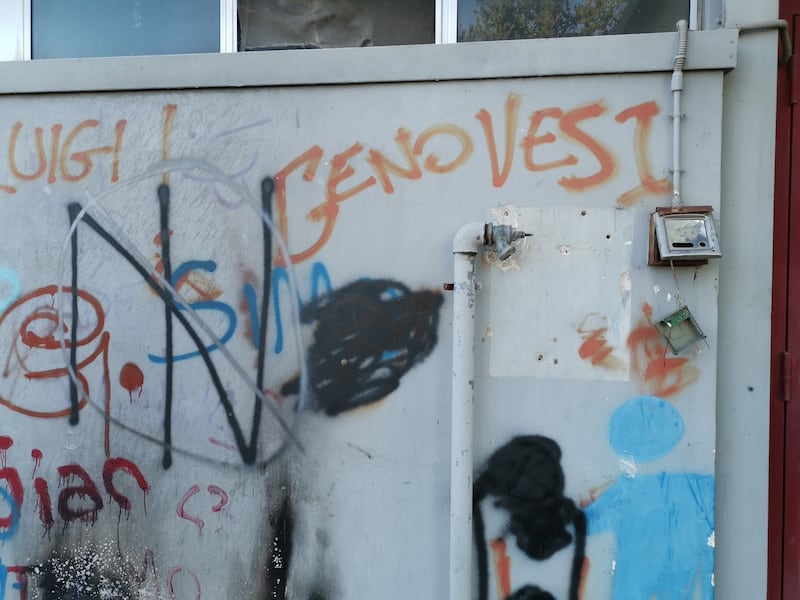 Nella stazione da incubo, tra svastiche, scritte razziste e abbandono 11