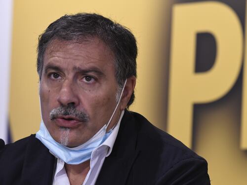 L'opposizione evoca la "questione morale". E arrestano due dem