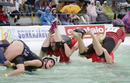 Finlandia, il campionato del mondo di "trasporto della moglie" 2