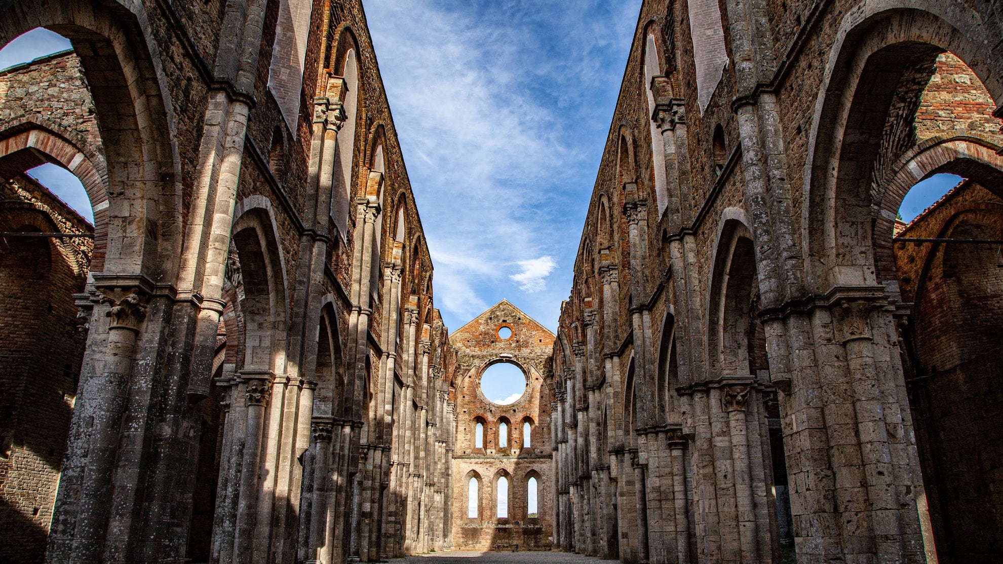San Galgano e la leggenda della vera spada nella roccia