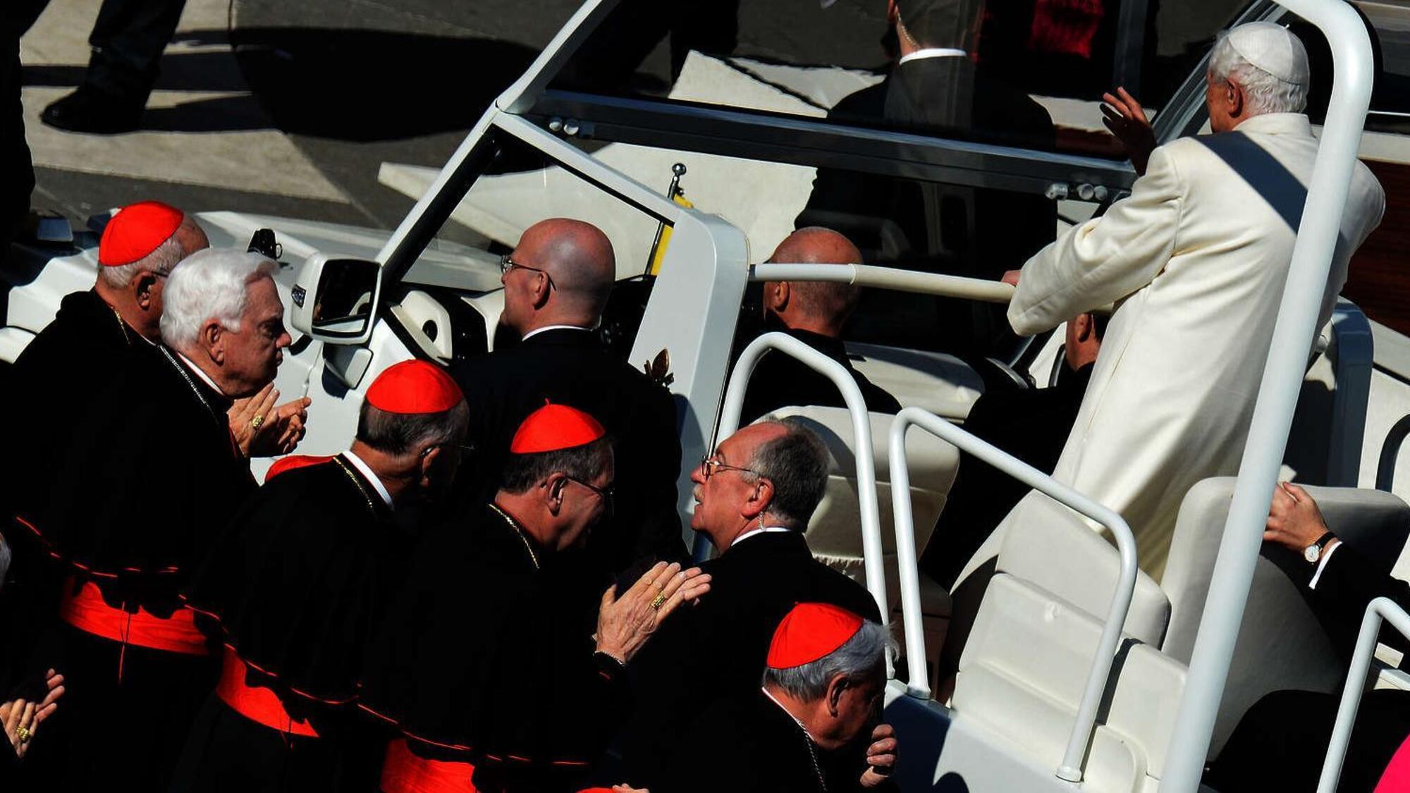 Adesso che se n'è andato i prelati si ribellano al Papa