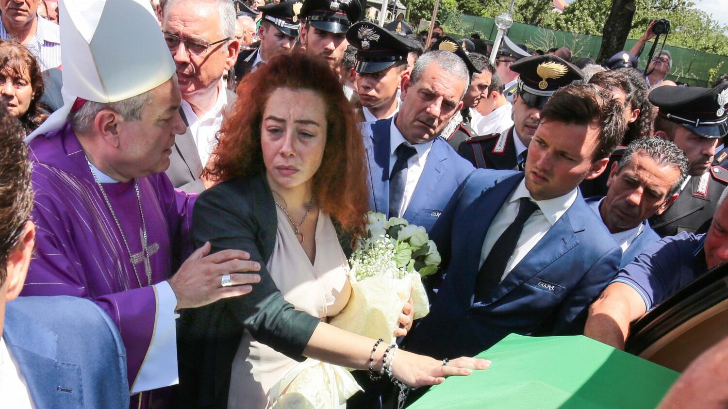 "Un buon giorno il buon Dio creò il modello della moglie giusta per il carabiniere"