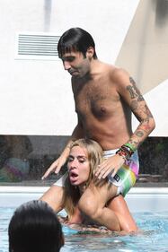 Gf Vip, il bagno in piscina diventa hot 6