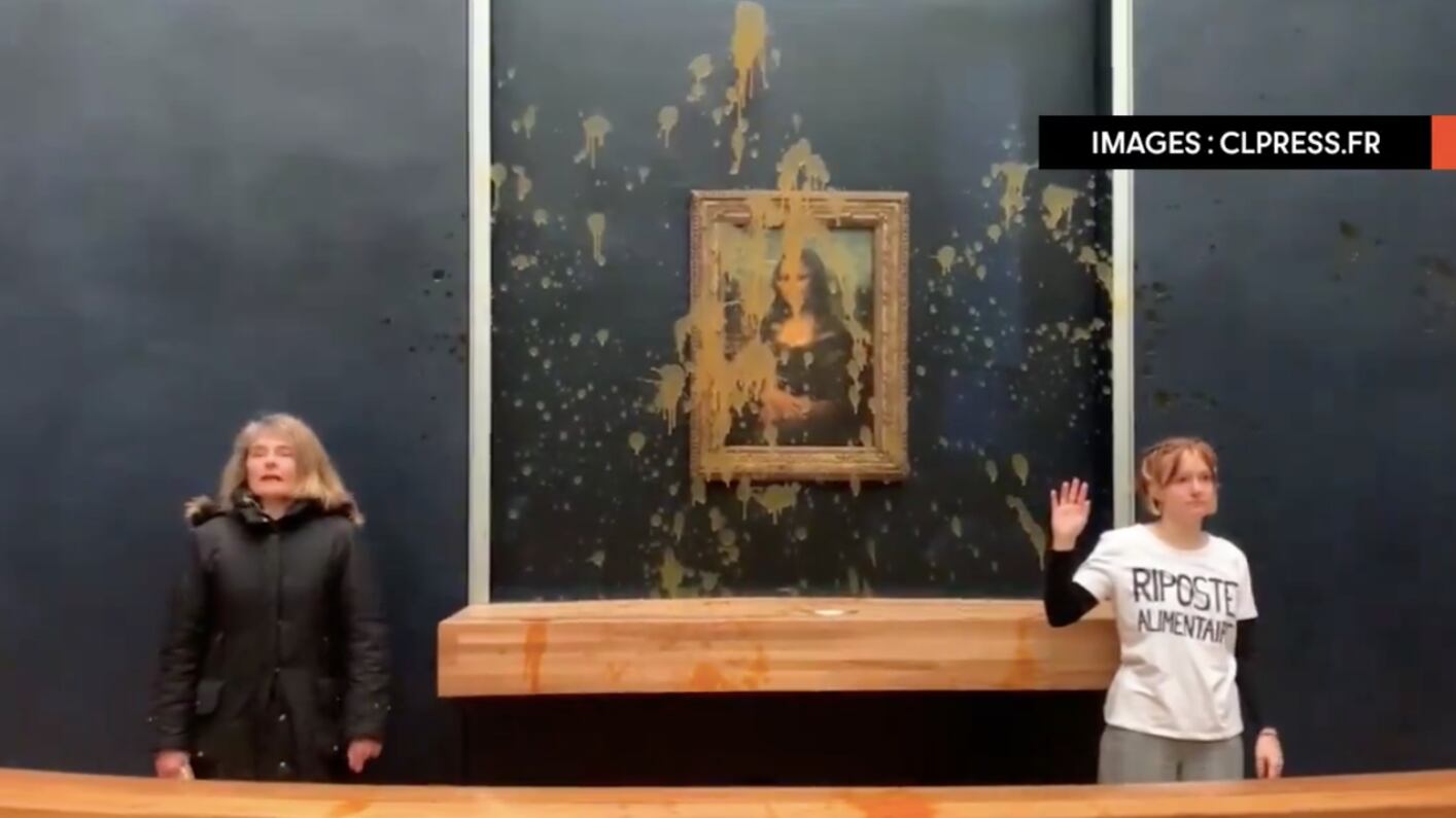 Ecovandali contro la Monna Lisa: attiviste "inzuppano" la Gioconda