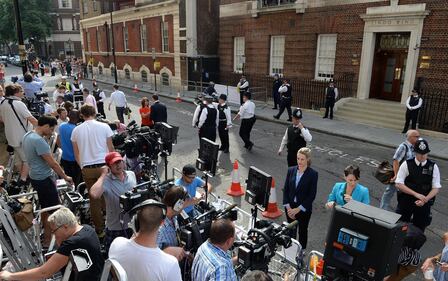 L'attesa per il "royal baby" davanti all'ospedale 2