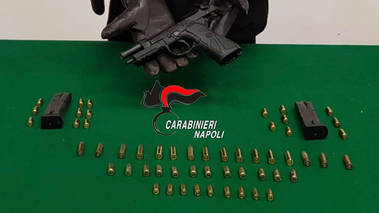 Dal borsone spunta una pistola calibro nove