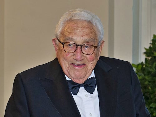 Kissinger avverte l'Europa sull'immigrazione: "Sbagliato far entrare troppe persone"