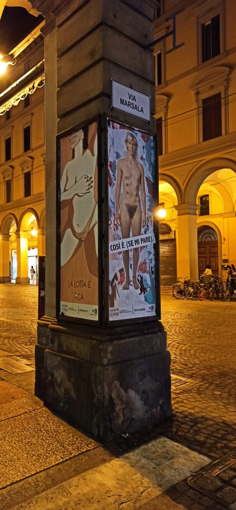 Uomini che si baciano e corpi transgender nudi affissi per le strade, il nuovo progetto delle femministe 1