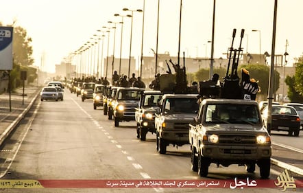 L'Isis sfila a Sirte: ecco la parata in pieno giorno 6
