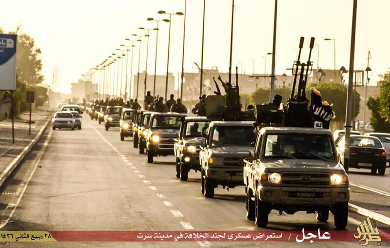 L'Isis sfila a Sirte: ecco la parata in pieno giorno 6
