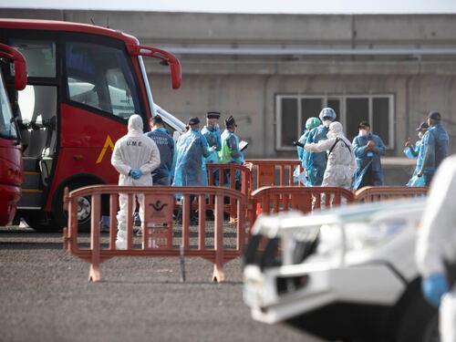 Hantavirus, la nave dei contagi arriva a Tenerife. Ministero Salute: "I 4 italiani sul volo Klm stanno bene"