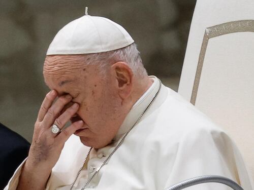 "Ancora non sto bene...". E papa Francesco non legge la catechesi all'udienza generale