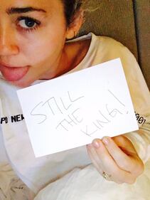 Miley Cyrus, twerking e linguacce sui social: foto 14