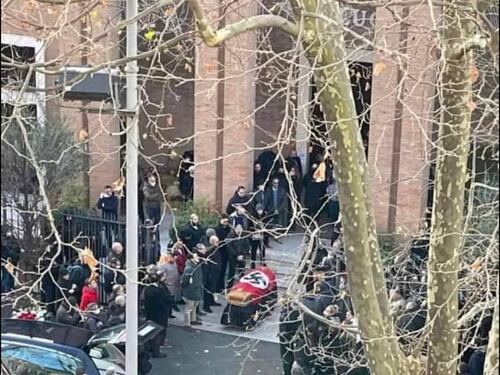 Al funerale una bara nazista: scoppia la polemica