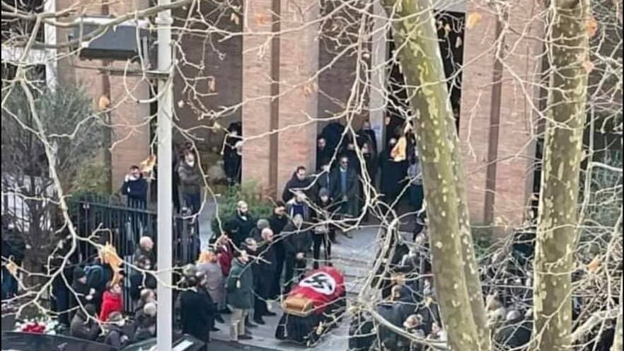 Al funerale una bara nazista: scoppia la polemica