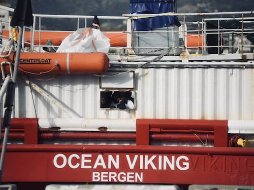 La Ocean Viking bussa alle porte dell'Italia con 104 migranti a bordo