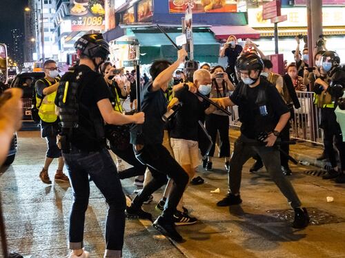 Hong Kong, ancora caos: spray sui manifestanti per piazza Tienanmen