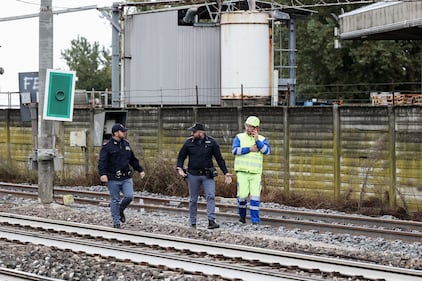 Bologna, operaio investito sui binari: il sopralluogo della polizia dopo la tragedia 3