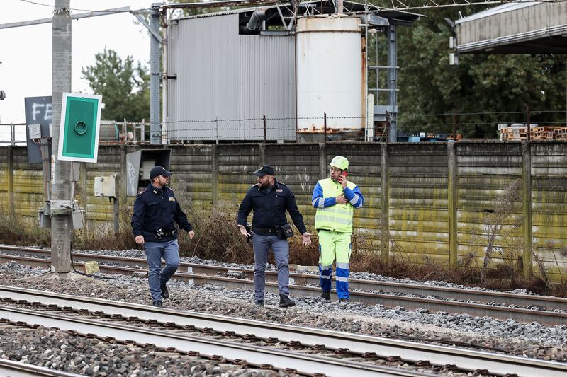 Bologna, operaio investito sui binari: il sopralluogo della polizia dopo la tragedia 3