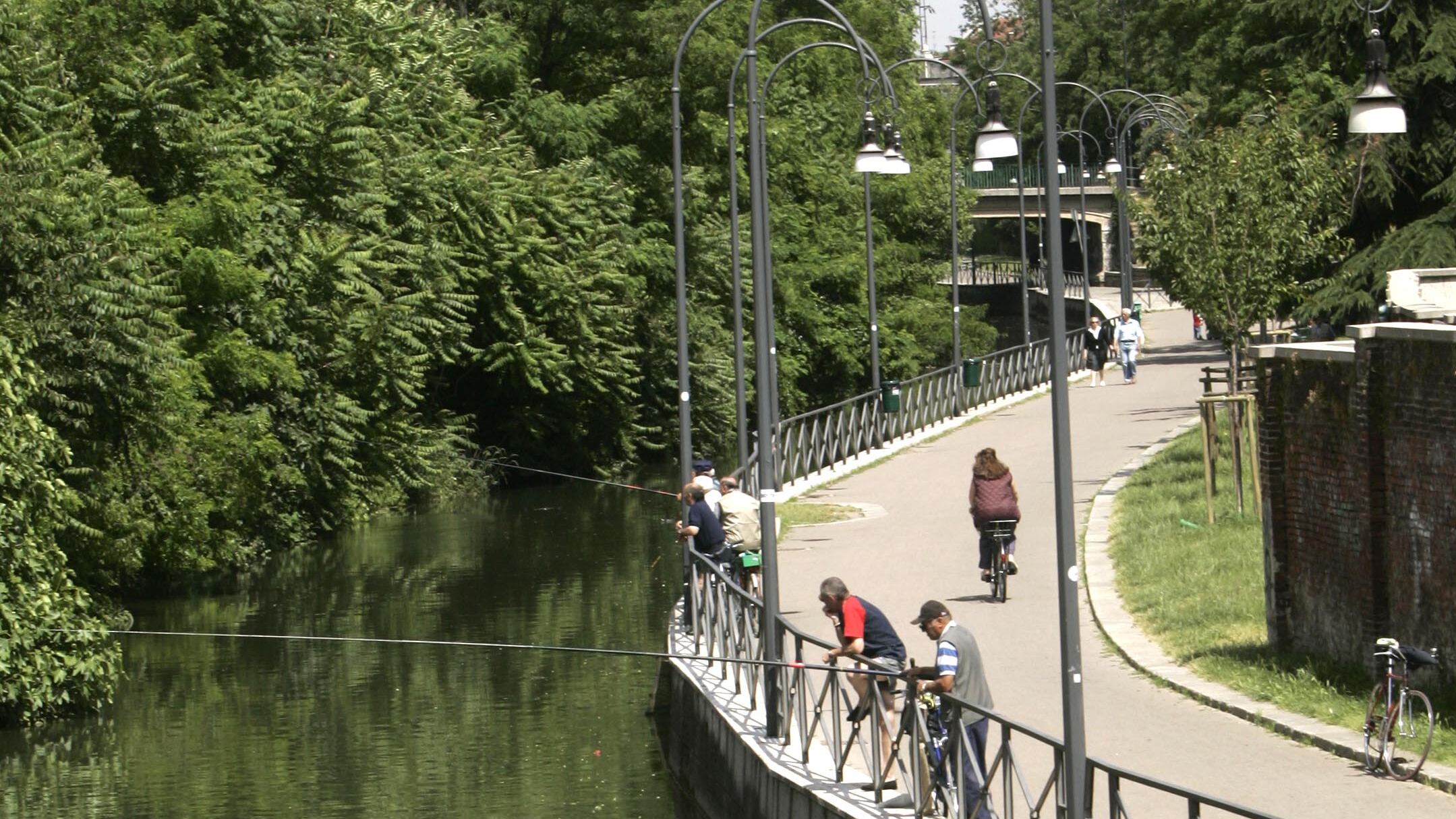 Dal traffico ai posteggi sui Navigli riaperti milanesi divisi. Solo mille al dibattito costato 170mila euro