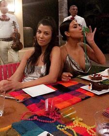 Kim Kardashian sexy con i capelli rosa 6