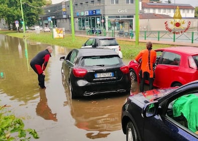 Vigili del fuoco impegnati nella notte per le forti piogge su Milano 4
