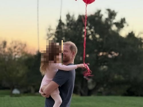 Meghan Markle nella bufera, mostra per la prima volta il viso di Lilibet in una foto: accuse e polemiche sui social