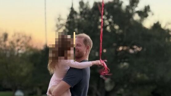 Meghan Markle nella bufera, mostra per la prima volta il viso di Lilibet in una foto: accuse e polemiche sui social