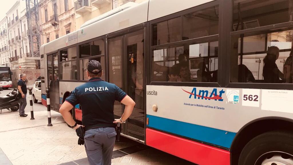Taranto, controlli alle fermate dei bus: rinvenuti quattro coltelli