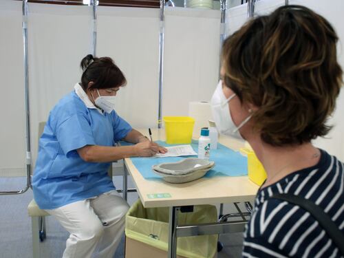 Nuovo picco di contagi ma reinfezioni lievi. Londra lo dimostra: i vaccini funzionano